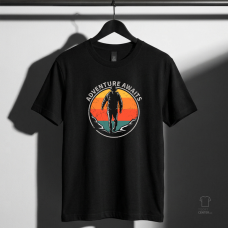 Adventure Awaits Gün Batımı ve Yürüyüşçü Baskılı Tişört